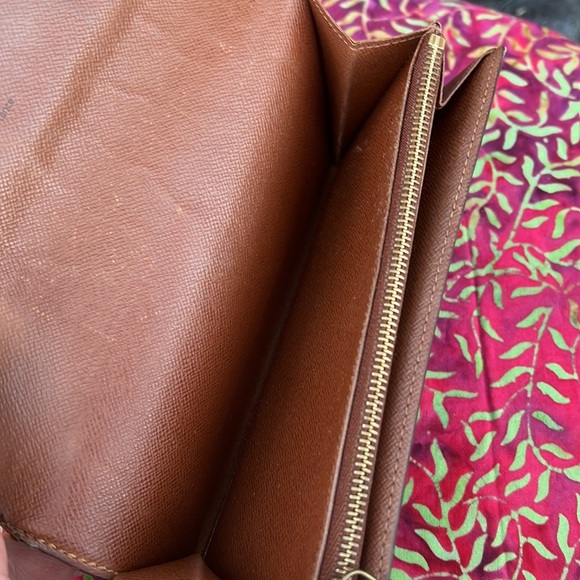 Louis Vuitton Monogram Sarah Wallet - Picture 14 of 17